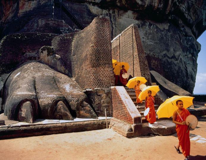 Bilder-Thread tIlpUXF 3 Young monks at the Sigiriya stairwell