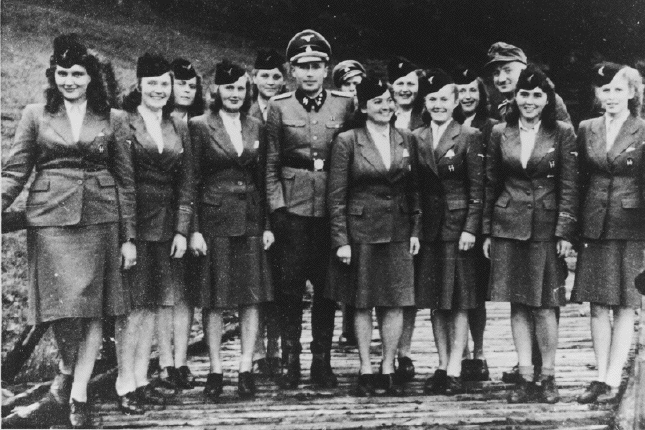 fem2GUARDS-Auschwitz