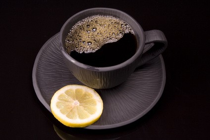 Yiqga3 kaffee-mit-zitrone