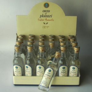 ouzo-plomari-mini-im-original-display-24