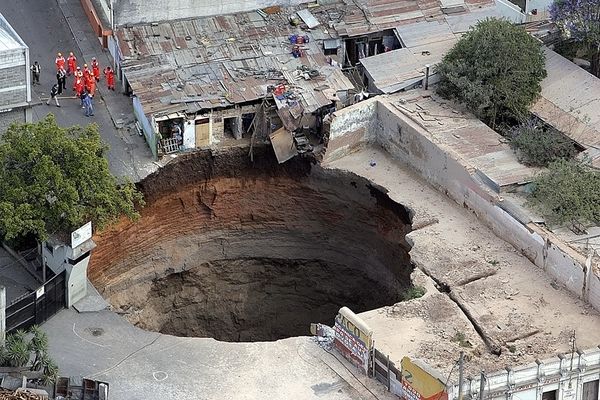 7-guatemala-city-sinkhole-2007-file-phot