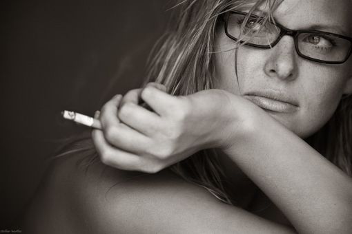 Portrait-Frau-Emotionen-Brille-Zigarette