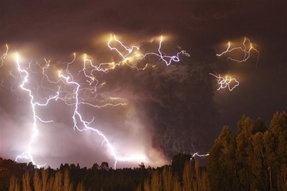 113634-chile-volcano-erupts