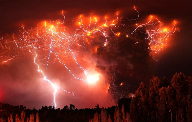 volcano-lightning 1914772i