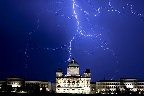 gewitter blitze bundeshaus fullSize 1.67