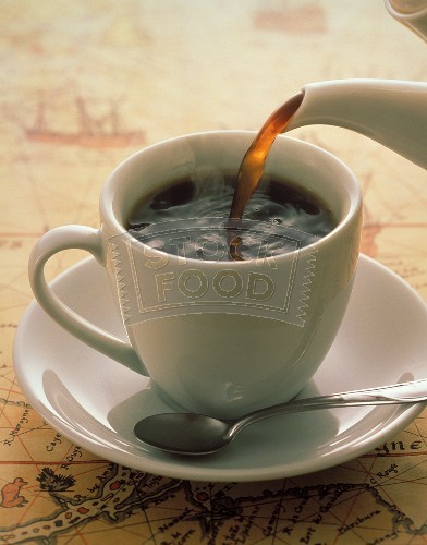 Kaffee aus Kanne in eine Tasse giessen-2