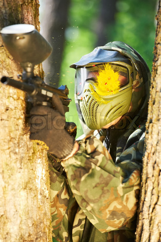 2244746-876746-paintball-spieler-tragen-