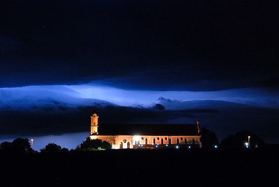 Wetterleuchten-ueber-der-Elchinger-Klost