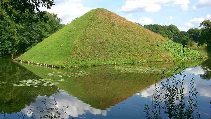 K9HTrH Tumulus Pyramide Pueckler Park