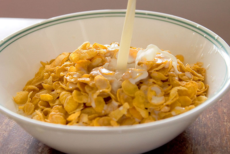800px-Cornflakes with milk pouring in