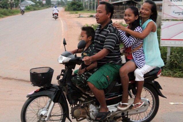 c570c9 siem-reap-motorbike-family-640x42
