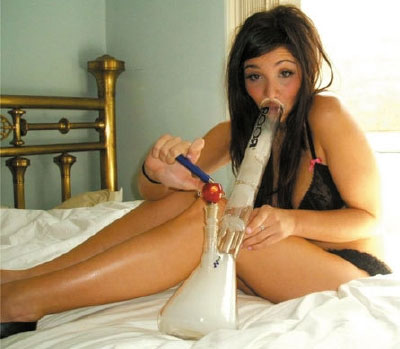 ta56836_bongs-vs-vaporizers-article-bong