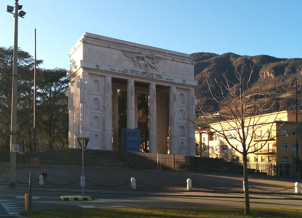 1024px Siegesdenkmal in Bozen