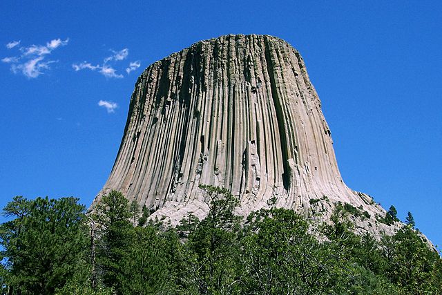 640px-Devils Tower CROP