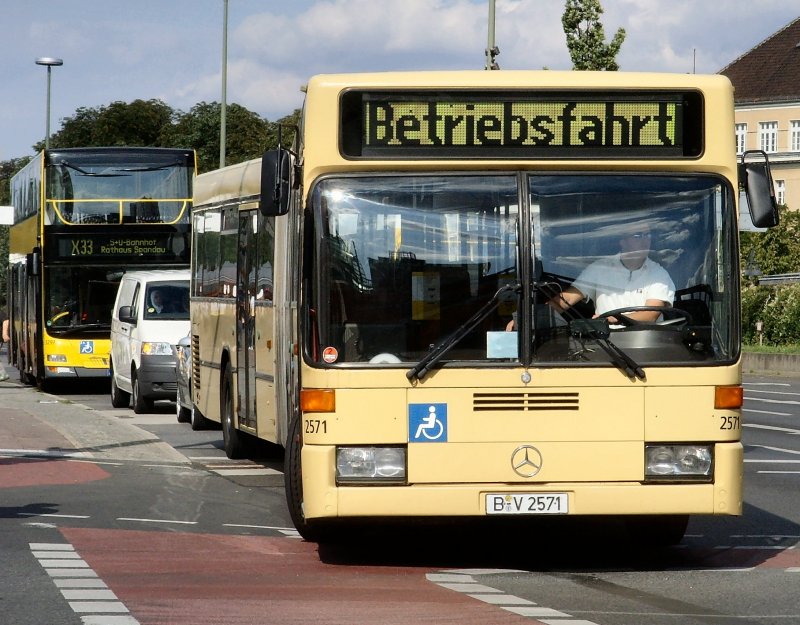 mercedes-stadtbus-auf-betriebsfahrt-berl