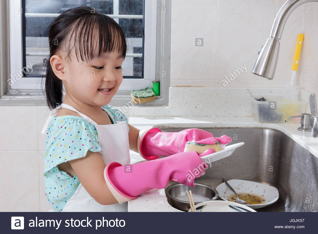 asian-chinese-little-girl-washing-dishes