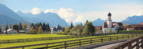 idyllisches wallgau dorf den bayerischen