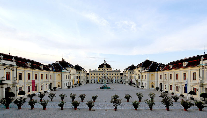 800px Schloss Ludwigsburg Hof