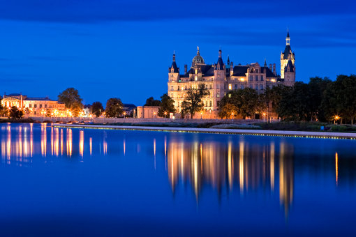 Nachtaufnahme-schloss-blaue-Stunde-Schwe