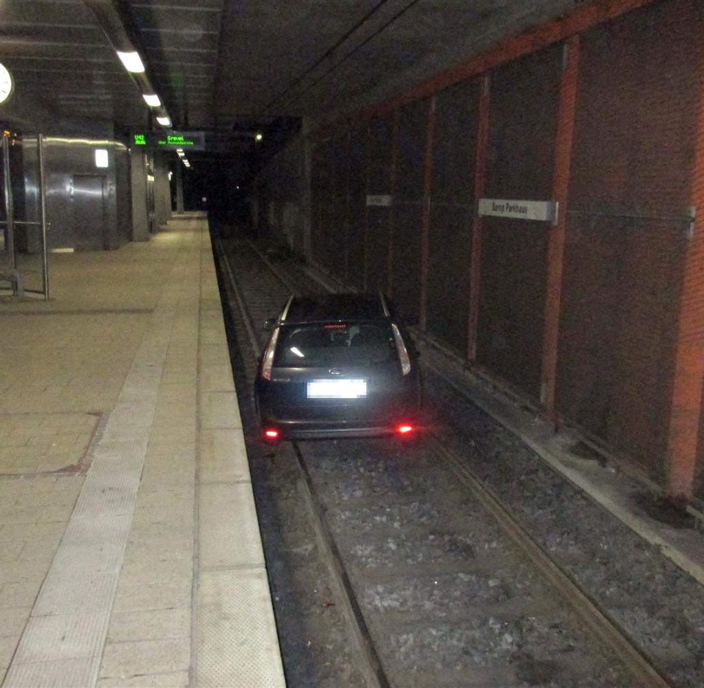 Auto-in-U-Bahn-Tunnel