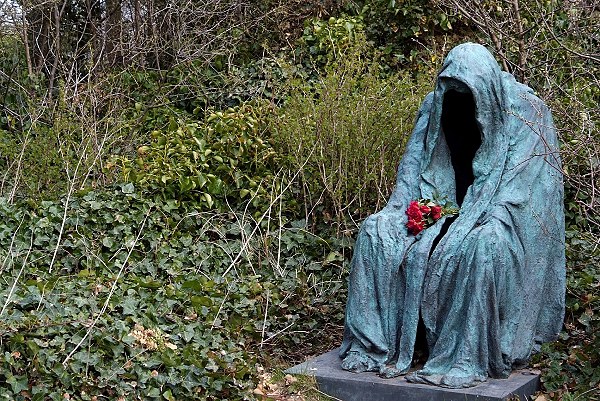 Skulptur-vor-dem-Friedhof-von-Sankt-Seve