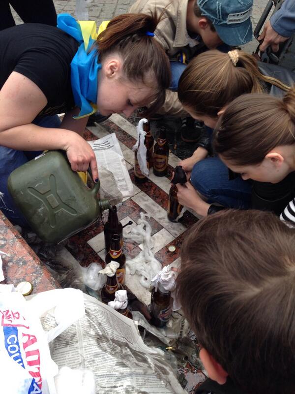 tab3e01 Maidan-2-May-girls-making-moloto