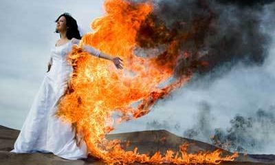 Bilder-Thread bride-burning-wedding-dress