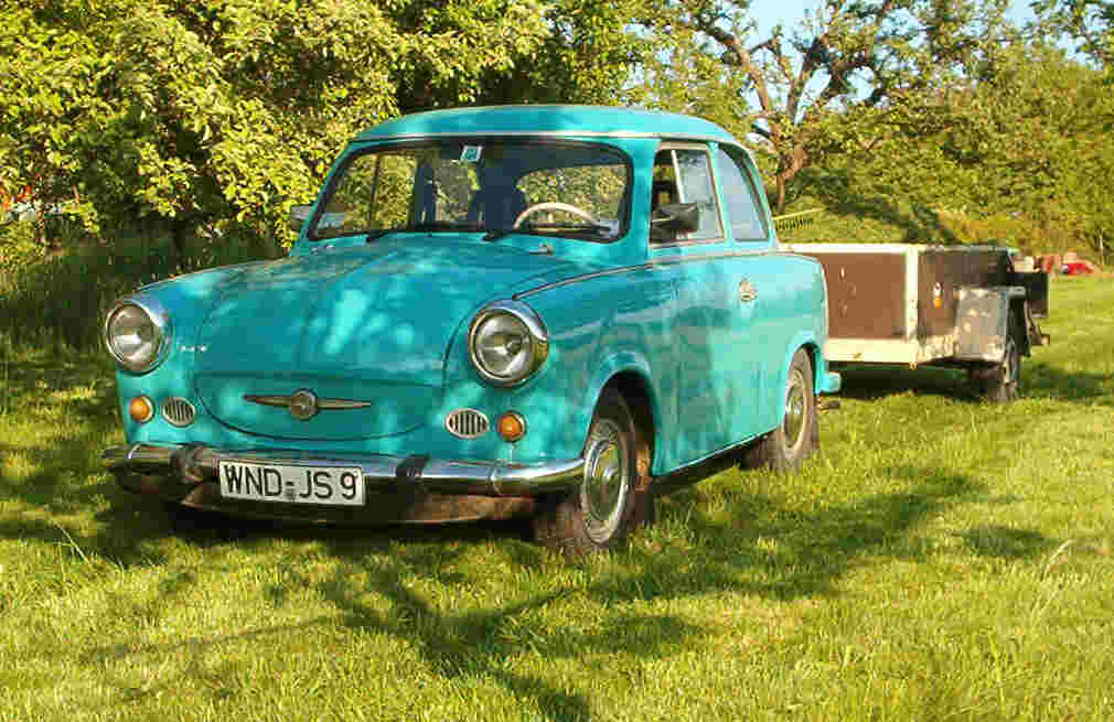 Trabant mit Gras