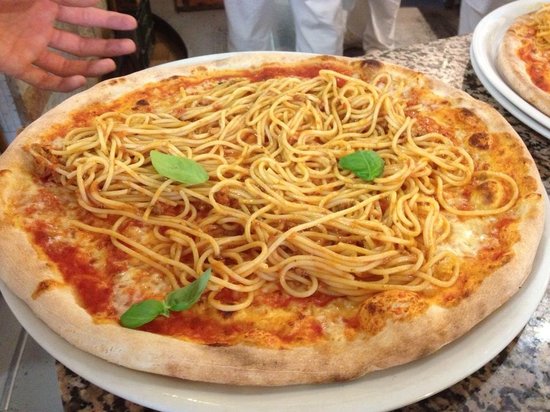 pizza-mit-spaghetti-bolognese