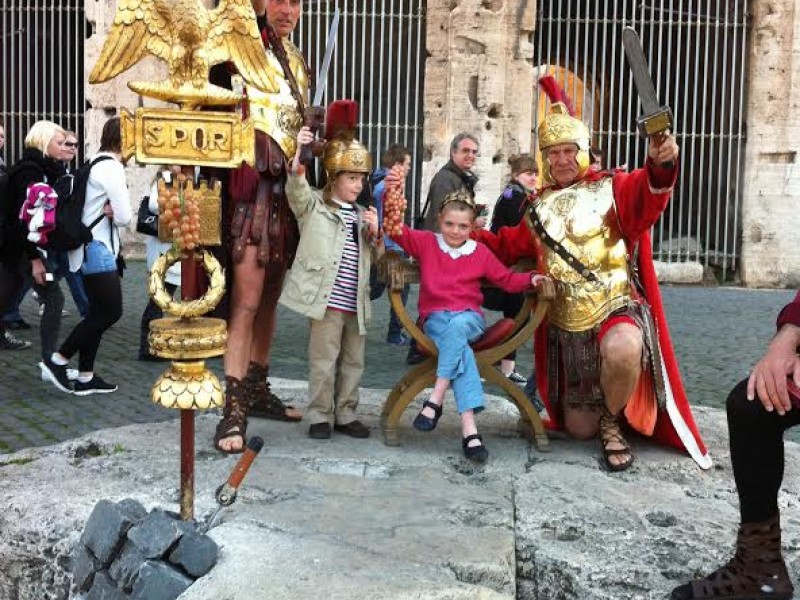 Fumos miese Spelunke rome walking tour for kids-tSa-800X600