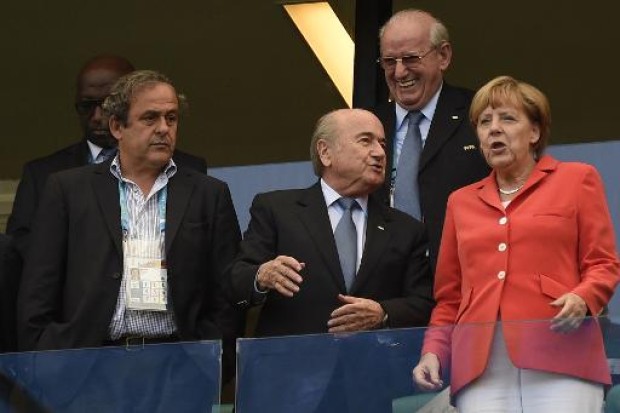 Angela-Merkel-begeistert-Spieler-und-Tra
