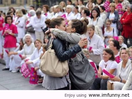 t3da756 Brave-lesbians-kissing-in-France