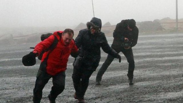 wander-laufen-gegen-den-wind