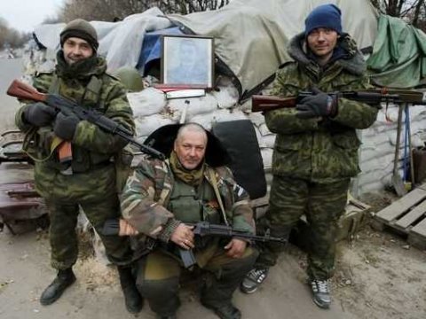 pro-russian-separatists-pose-with-the-pi