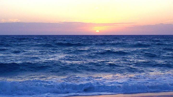 Beach-With-Sunset-And-Waves-Of-The-Atlan