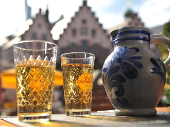 Fumos miese Spelunke Essen-Trinken-Aeppelwoi-bringt-auch-Gott