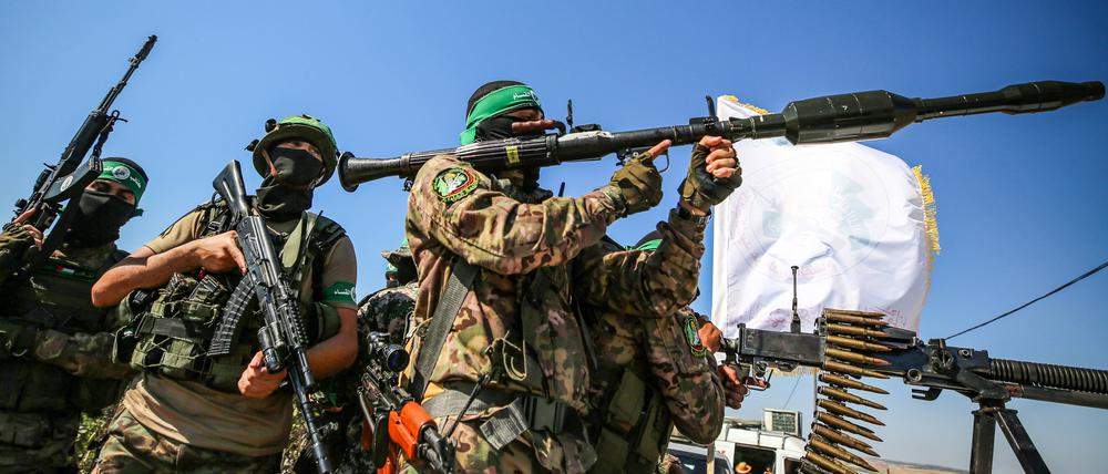 members-of-ezzedine-al-qassam-brigades-t