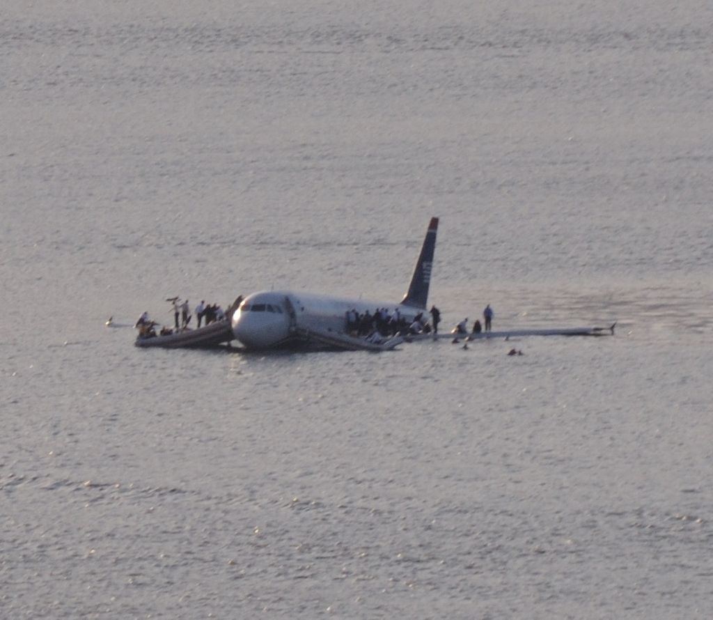 1024px-Plane crash into Hudson Rivercrop