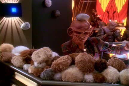 Quark-surrounded-by-Tribbles-tribbles-18