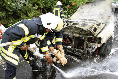 Noerten-Hardenberg-Wagen-brennt-auf-der-