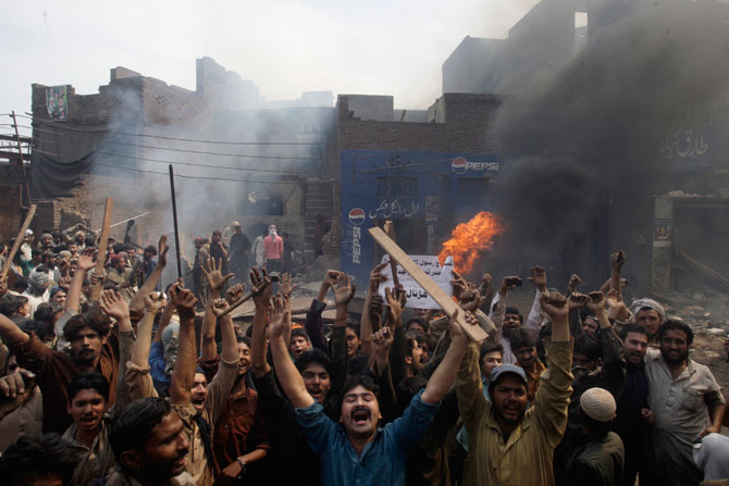 christian-blasphemy-lahore-pakistan-mob-