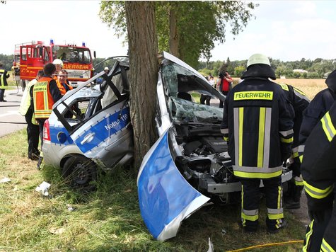 2128994961-unfall-auto-rettungskraefte-h