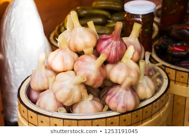 pickled-garlic-wooden-barrel-260nw-12531