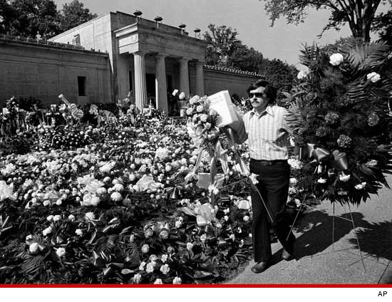 0528-elvis-presley-mausoleum-3