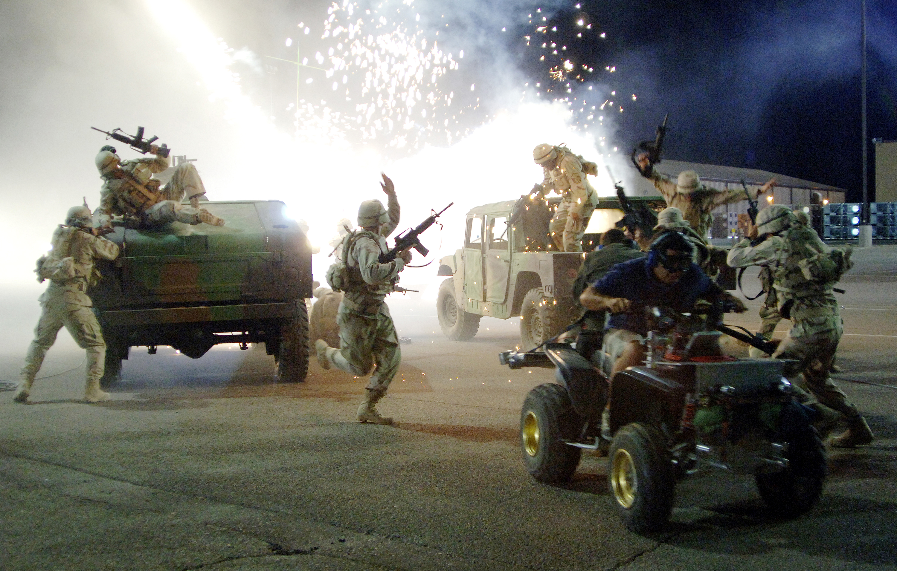 Bilder-Thread Airmen at filming of Transformers at Hol