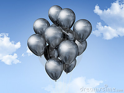 silberne-ballone-auf-einem-blauen-himmel