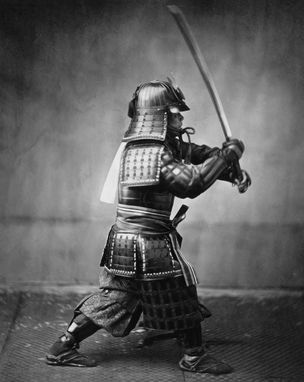 474-Samurai-in-RC3BCstung-mit-Katana
