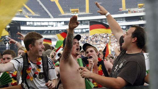 neonazis-fussball-wm-2-540x304