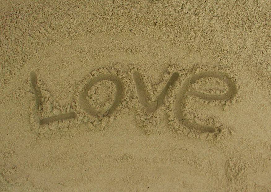 liebesbilder-im-sand-02-sandbilder-love-