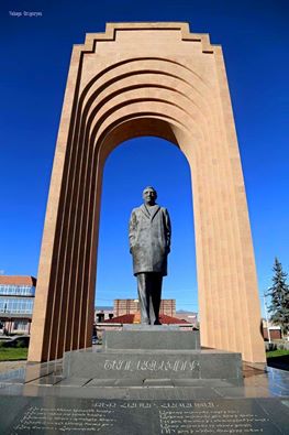 statue-charles-aznavour-in-gyumri
